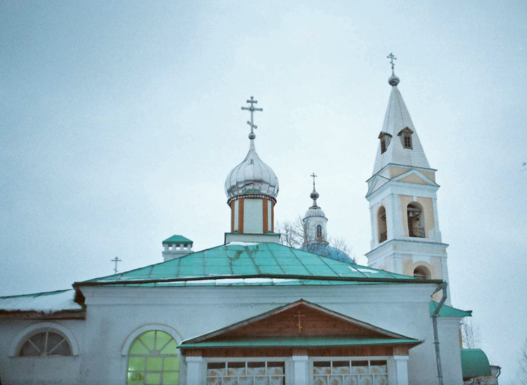 Нефтекамск. Церковь Димитрия Солунского. дополнительная информация, На переднем плане - крестильный храм