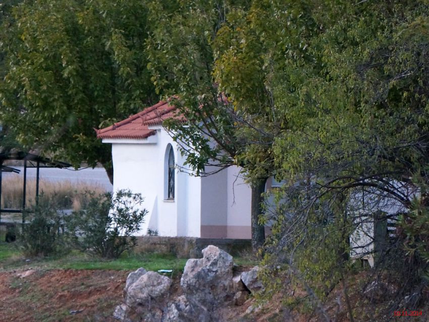 Часовня Троицы Живоначальной, Ахладокампос (Пелопоннес (Πελοπόννησος), Греция). общий вид в ландшафте