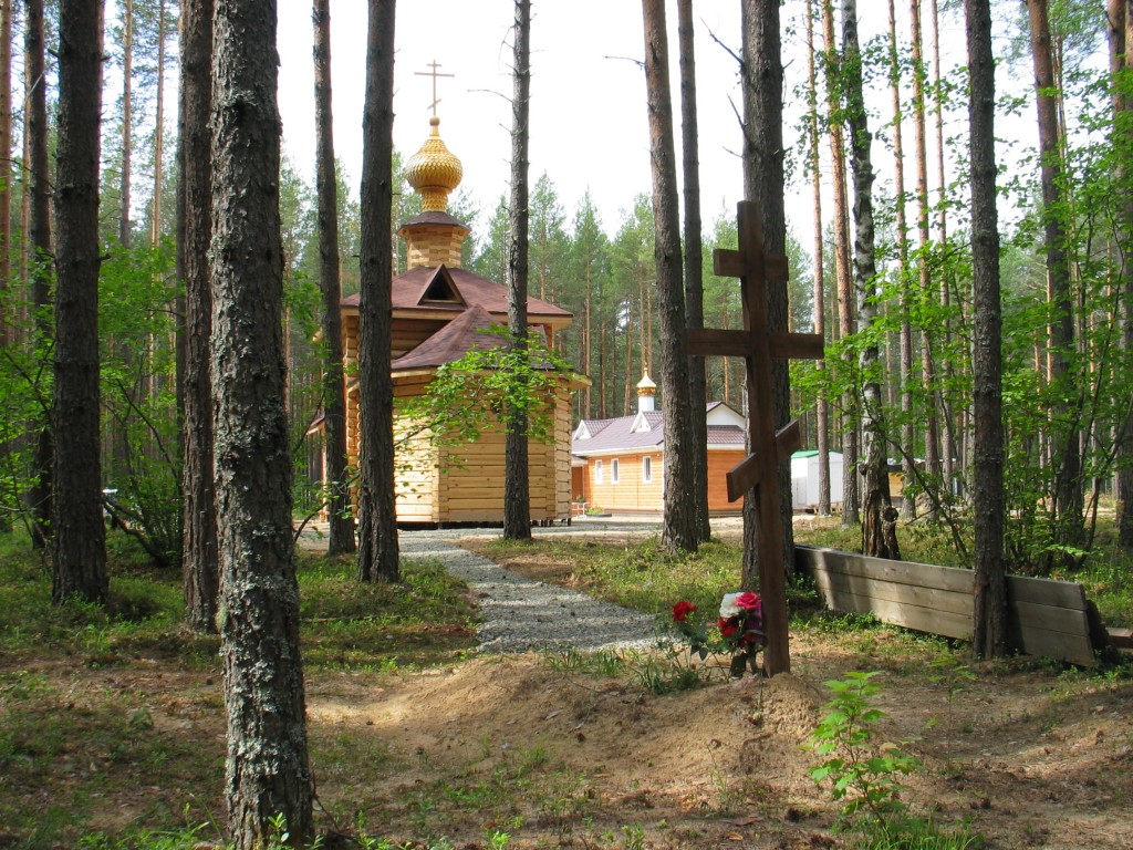 Церковь Ксении Петербургской, Советский (Советский район, Ханты-Мансийский автономный округ). дополнительная информация, Могилка, храм и трапезная