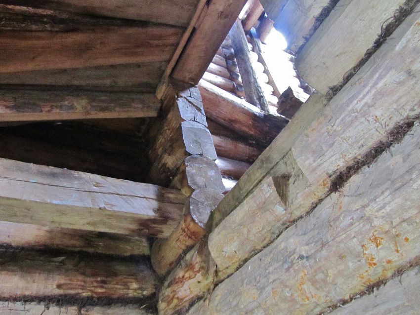 Церковь Илии Пророка, Кумбасозеро (Плесецкий район, Архангельская область). интерьер и убранство, проруб на колокольню из северного прируба входной части