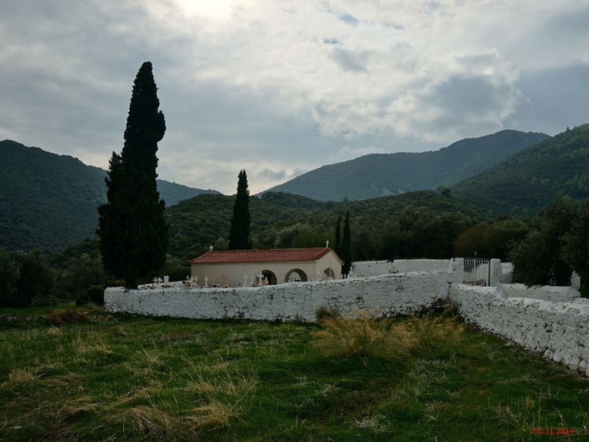 Церковь Бесплотных Сил, Кунупица (Аттика (Ἀττική), Греция). общий вид в ландшафте