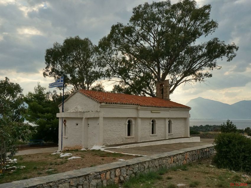 Неизвестная церковь, Стенон (Аттика (Ἀττική), Греция). общий вид в ландшафте