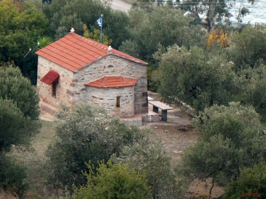 Церковь Георгия Победоносца, Агиос Киприанос (Аттика (Ἀττική), Греция). общий вид в ландшафте