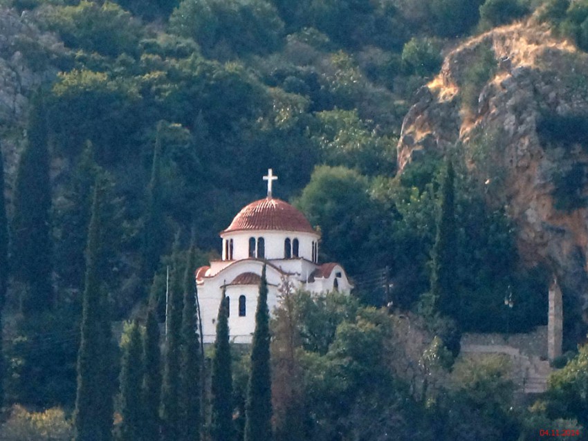 Церковь Параскевы Сербской, Молаи (Пелопоннес (Πελοπόννησος), Греция). общий вид в ландшафте