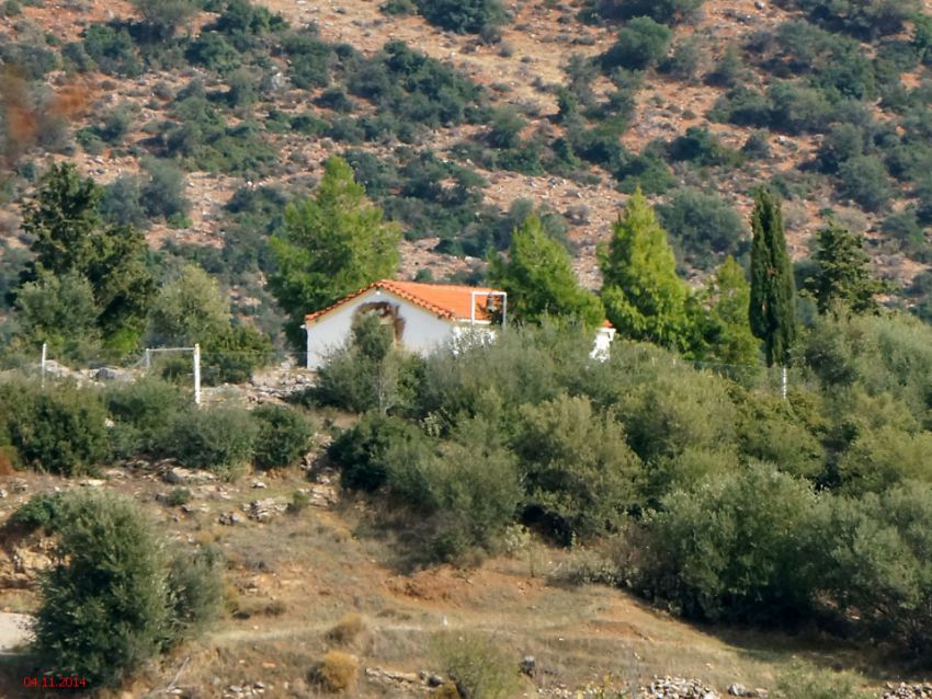 Неизвестная церковь, Апидея (Пелопоннес (Πελοπόννησος), Греция). общий вид в ландшафте