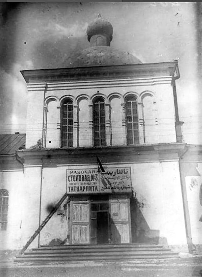 Рабочая столовая в бывшей церкви. Фото 1926 г с сайта «Старая Казань в фотографиях», архивная фотография. Церковь Николая Чудотворца при Казённом пороховом заводе, Кировский район (Казань, город, Республика Татарстан)
