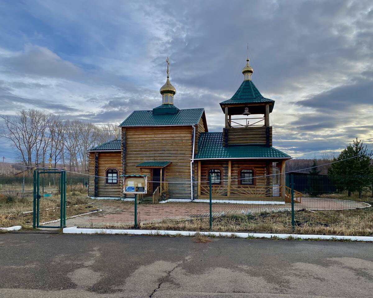 Церковь Сергия Радонежского, Толстихино (Уярский район, Красноярский край). фасады, Вид с ул. Механизаторов