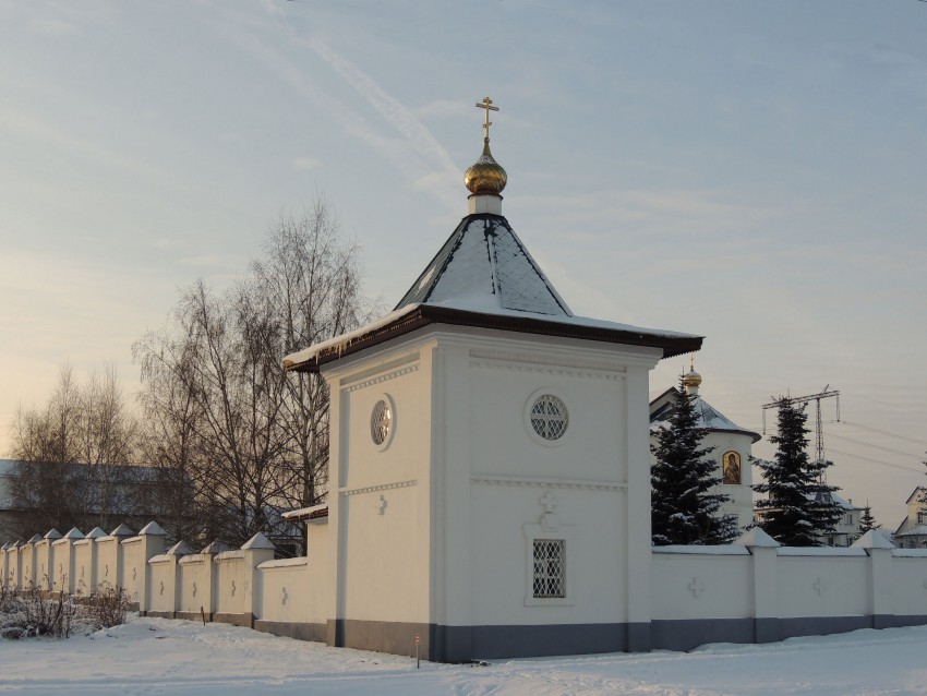 Часовня Параскевы Пятницы, Бородино (Мытищинский городской округ и гг. Долгопрудный, Лобня, Московская область). фасады, Водосвятная Пятницкая часовня в Бородино.вид с юга.Год постройки: 2005