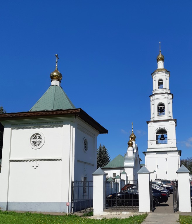 Часовня Параскевы Пятницы, Бородино (Мытищинский городской округ и гг. Долгопрудный, Лобня, Московская область). фасады, общий вид в ландшафте