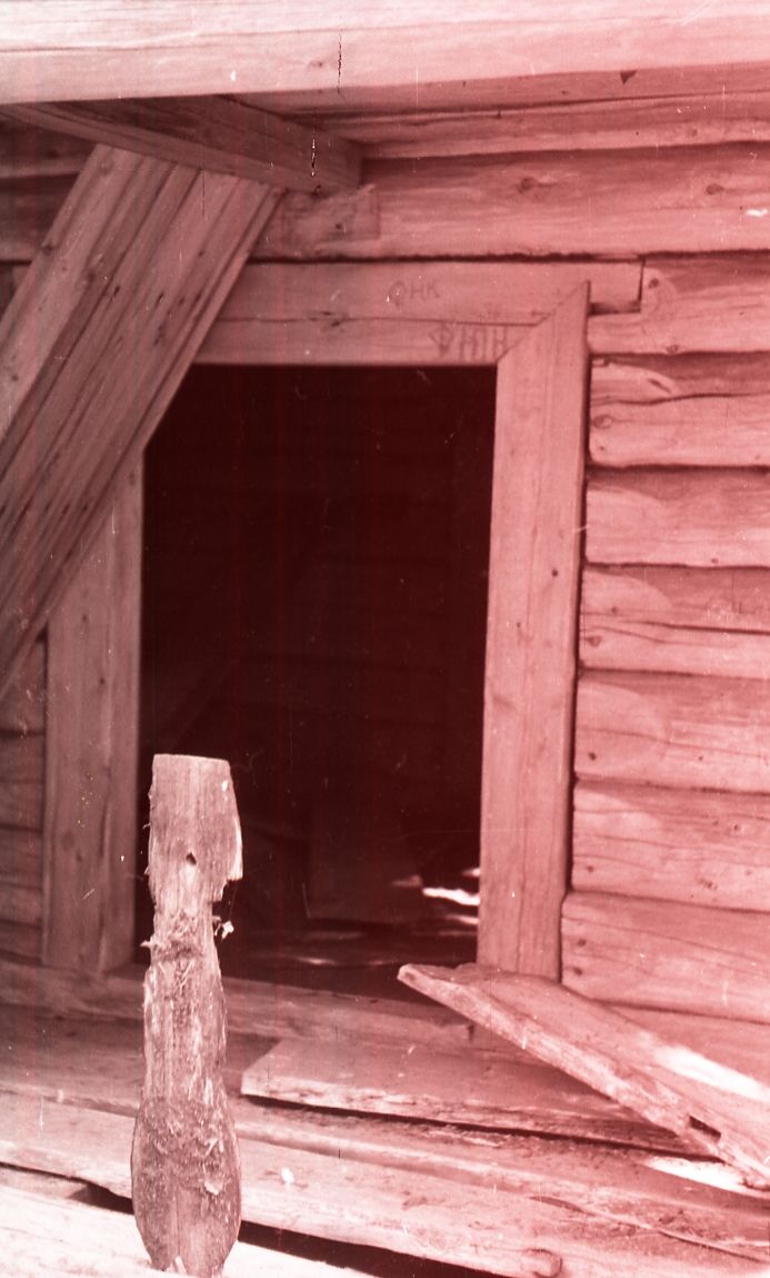 Дверь в часовню, архитектурные детали. Часовня Преображения Господня, Пулозеро, урочище (Беломорский район, Республика Карелия)