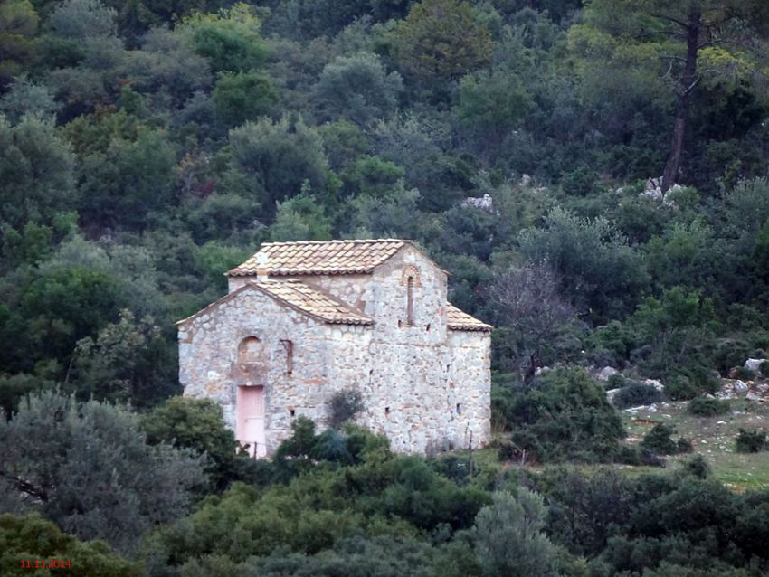 Неизвестная церковь, Агиос Власис (Пелопоннес (Πελοπόννησος), Греция). общий вид в ландшафте