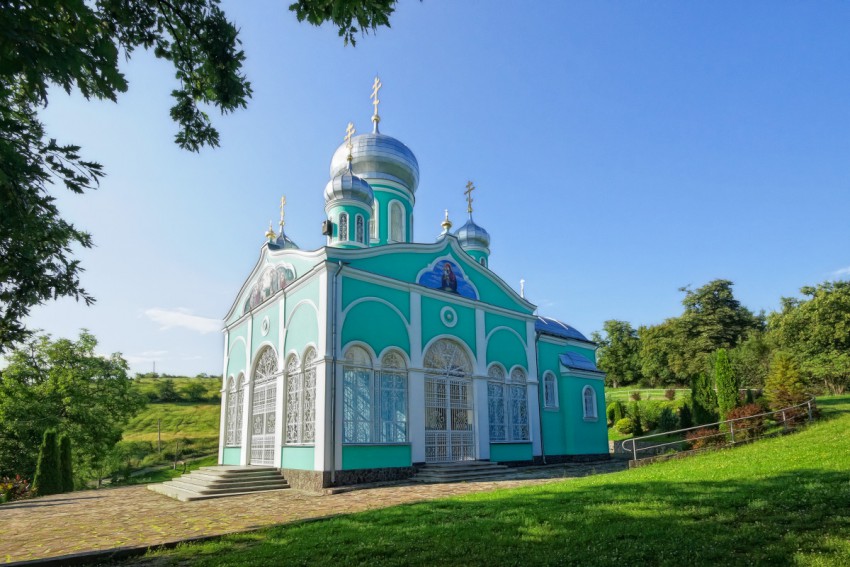 Мукачево. Николаевский Мукачевский монастырь. Церковь Успения Пресвятой Богородицы. фасады