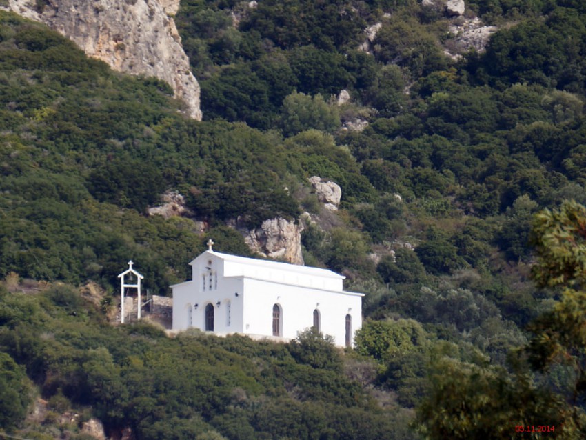 Неизвестная церковь, Лахио (Пелопоннес (Πελοπόννησος), Греция). общий вид в ландшафте