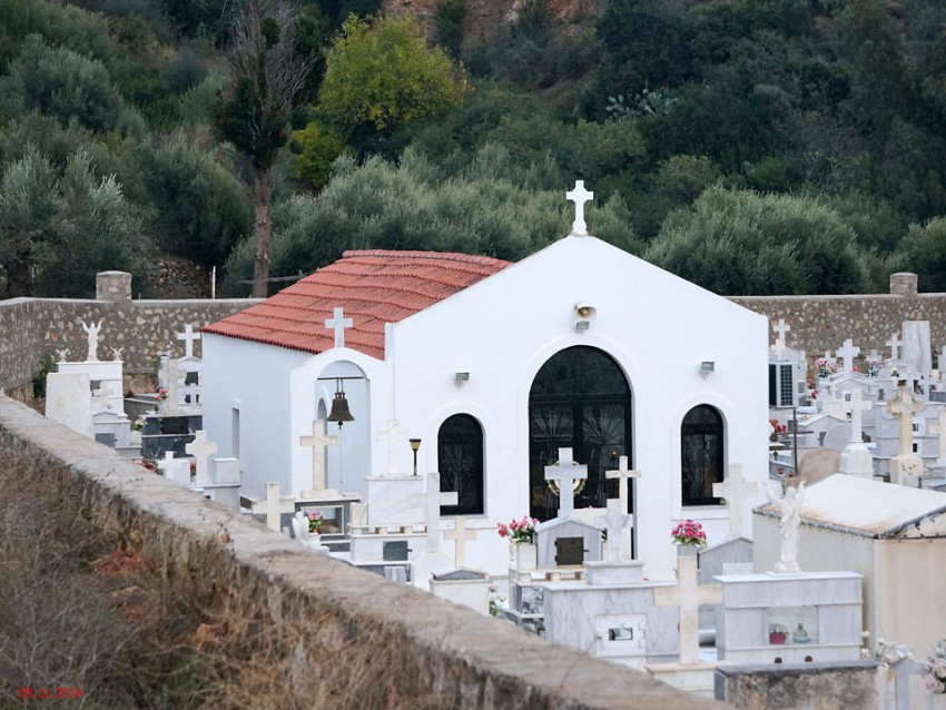Неизвестная церковь, Неаполис (Пелопоннес (Πελοπόννησος), Греция). общий вид в ландшафте