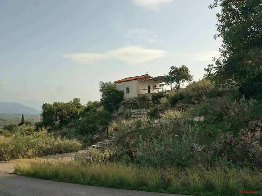 Неизвестная церковь, Ламбена (Пелопоннес (Πελοπόννησος), Греция). общий вид в ландшафте
