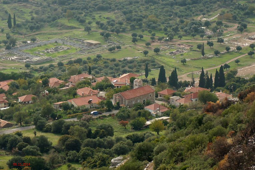 Церковь Димитрия Солунского, Мавромати (Пелопоннес (Πελοπόννησος), Греция). общий вид в ландшафте