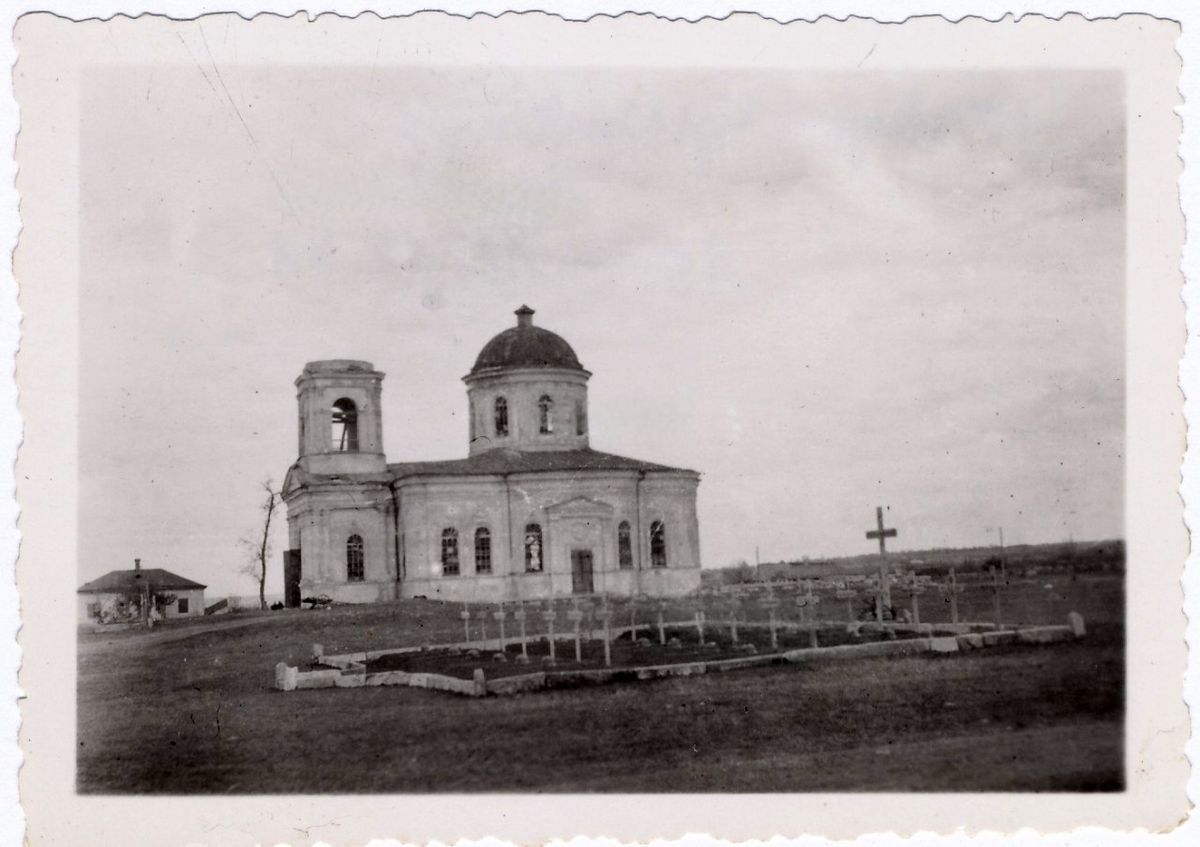 Вид на храм с юга. Фото 1942 г. с аукциона e-bay.de, архивная фотография. Церковь Воздвижения Креста Господня, Троицкое (Неклиновский район, Ростовская область)