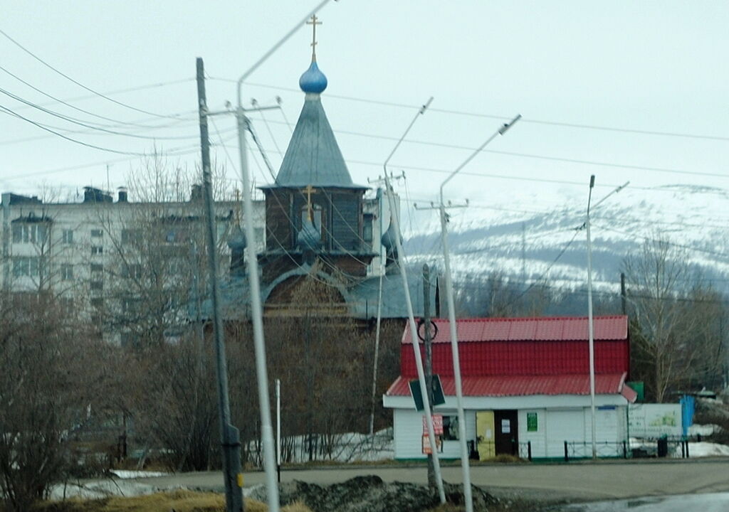 Церковь Казанской иконы Божией Матери в Снежном, Магадан (Магадан, город, Магаданская область). дополнительная информация, Вид с трассы 