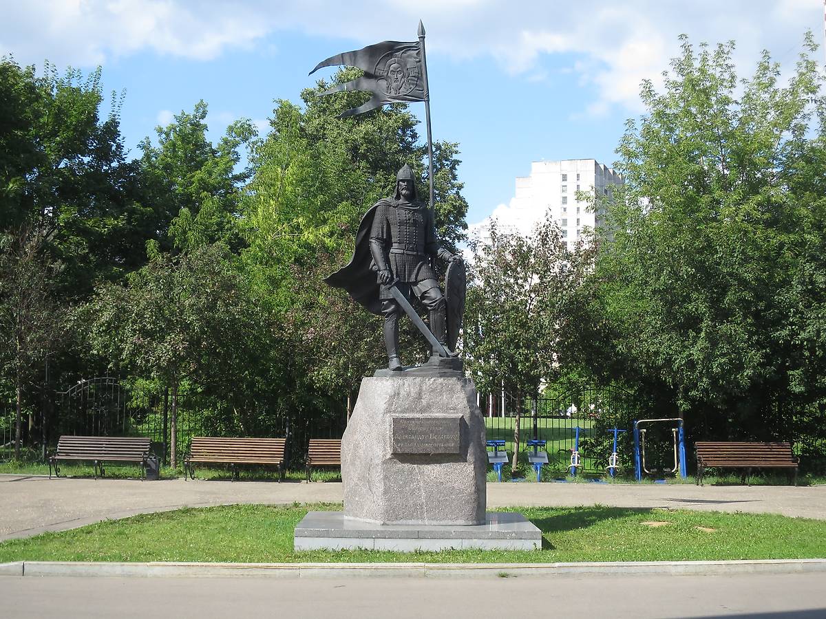 Памятник Александру Невскому на территории храма. Открыт 1 сентября 2021 года, дополнительная информация. Церковь Александра Невского при МГИМО, Проспект Вернадского (Западный административный округ (ЗАО), г. Москва)