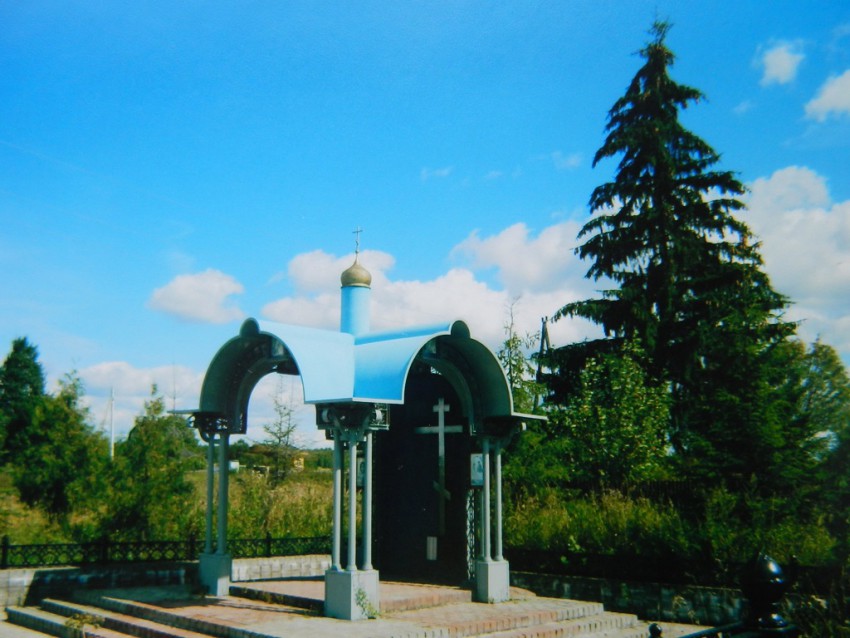 Неизвестная часовня, Блознево (Наро-Фоминский городской округ, Московская область). фасады, Часовня у памятника павших воинов при обороне Москвы в 1941 году.