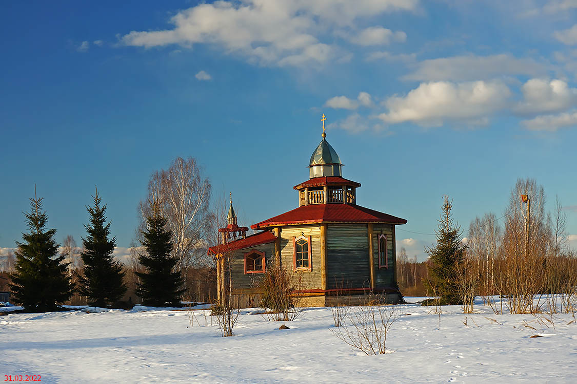 Церковь Царственных страстотерпцев, Старое Рахино (Крестецкий район, Новгородская область). общий вид в ландшафте