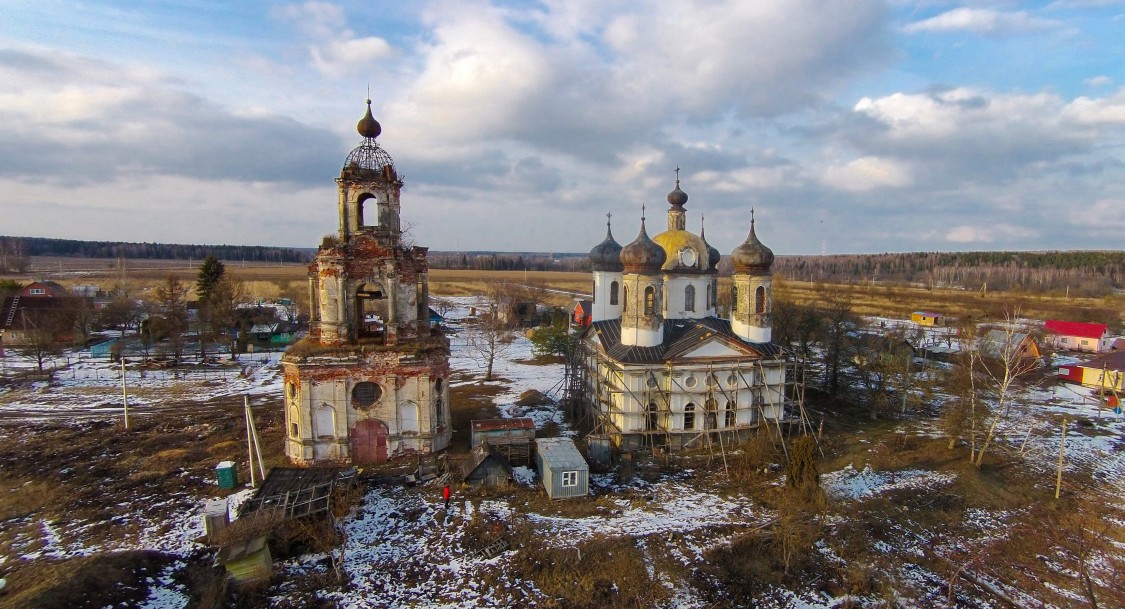Храмовый комплекс. Церкви Преображения Господня и Димитрия Ростовского, Спасс-Косицы (Наро-Фоминский городской округ, Московская область). общий вид в ландшафте