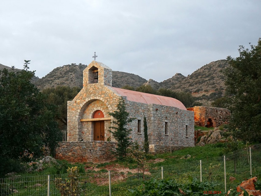 Неизвестная церковь, Акротири (Крит (Κρήτη), Греция). общий вид в ландшафте