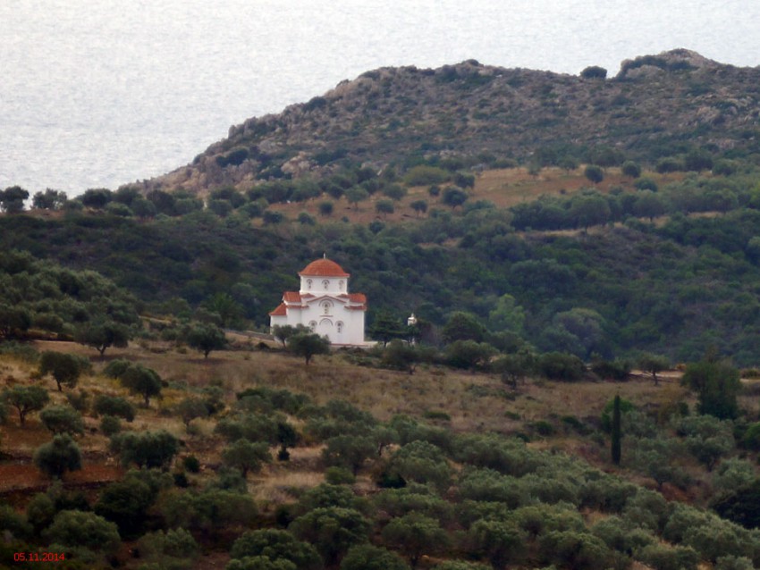 Неизвестная церковь, Агиос-Николаос (Пелопоннес (Πελοπόννησος), Греция). общий вид в ландшафте