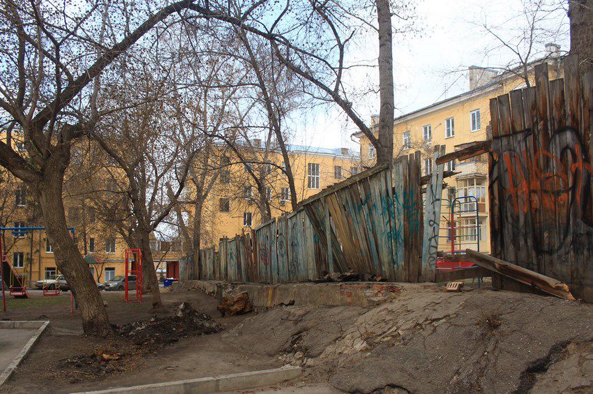 Самара. Иверский женский монастырь. Собор Успения Пресвятой Богородицы (Сретения Господня). дополнительная информация, Вид с юго-восточной стороны на церковище собора во дворе комплекса Обкомовских домов. Не исключено, что кирпичная стенка на переднем плане имеет отношение к конструкциям утраченного собора, так как новые здания окружают фундамент храма прямоугольным каре