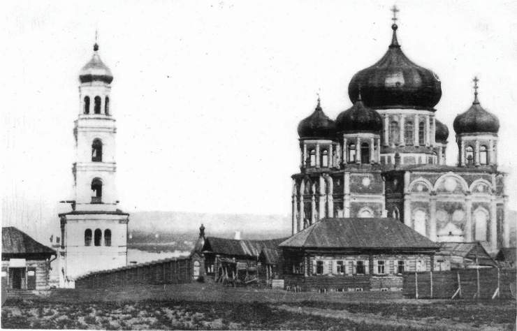 Иверский женский монастырь. Собор Успения Пресвятой Богородицы (Сретения Господня), Самара (Самара, город, Самарская область). архивная фотография, Вид собора и монастырской колокольни сверху по ул. Александровской (Вилоновской). Фотография 1881 года, источник - сайт 