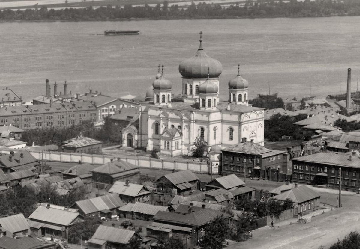 на фотографии пересечение современных Чапаевской и Вилоновской. Хорошо видно, насколько дальше раньше располагалась граница Иверского женского монастыря. Храм в центре – это Успенская церковь, которая была второй по величине в дореволюционной Самаре. В 1930-х она была снесена и на ее месте возвели жилой дом (пересечение Вилоновской и Фрунзе)., архивная фотография. Иверский женский монастырь. Собор Успения Пресвятой Богородицы (Сретения Господня), Самара (Самара, город, Самарская область)
