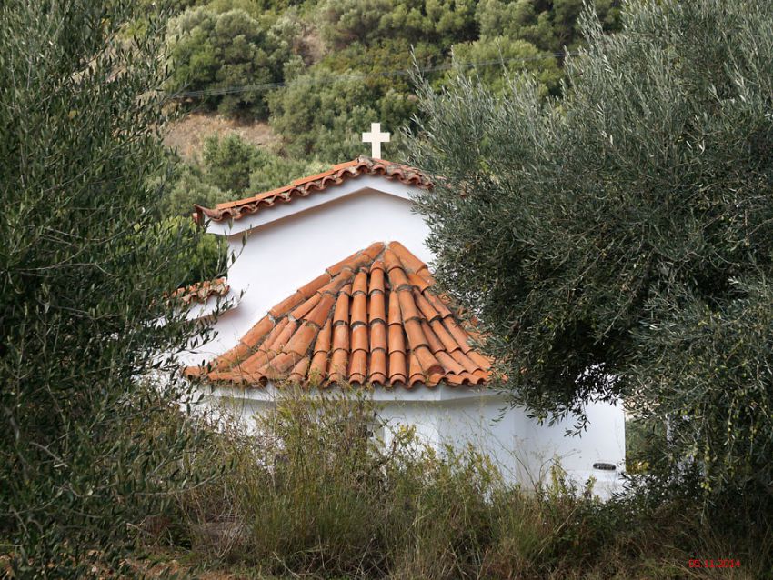 Неизвестная церковь, Лахио (Пелопоннес (Πελοπόννησος), Греция). общий вид в ландшафте