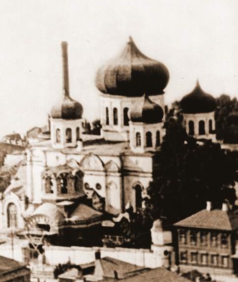 Иверский женский монастырь. Часовня Казанской иконы Божией Матери, Самара (Самара, город, Самарская область). архивная фотография, Вид часовни незадолго до разрушения на фоне Успенского собора. Фотография приблизительно 1925 года, источник - сайт 