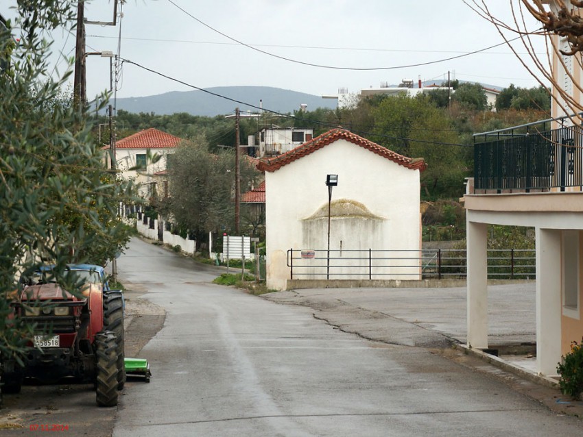 Неизвестная церковь, Вунария (Пелопоннес (Πελοπόννησος), Греция). общий вид в ландшафте