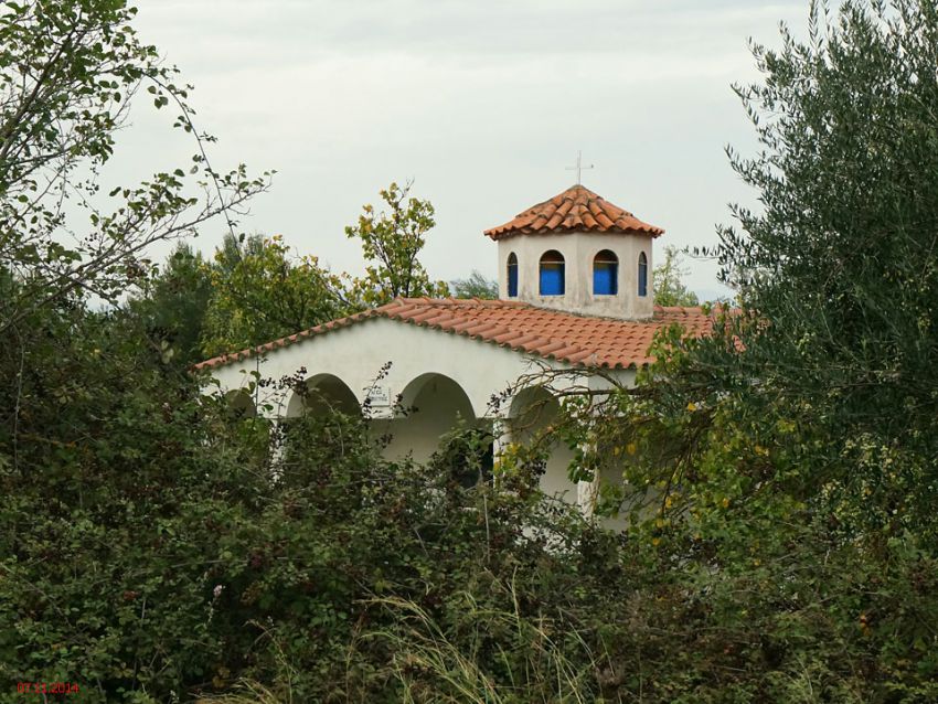 Неизвестная церковь, Петалиди (Пелопоннес (Πελοπόννησος), Греция). общий вид в ландшафте