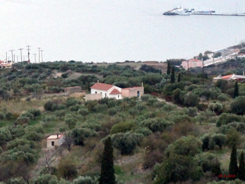 Неизвестная церковь, Неаполис (Пелопоннес (Πελοπόννησος), Греция). общий вид в ландшафте