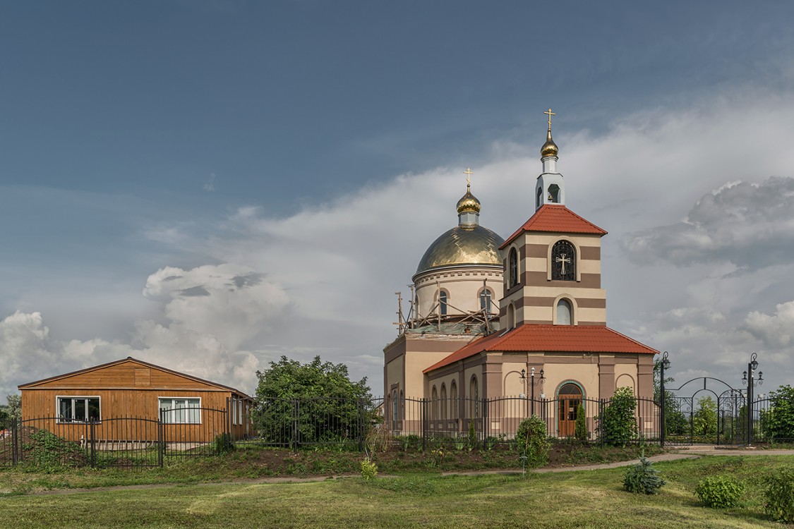 Савруха. Церковь Трёх Святителей. фасады