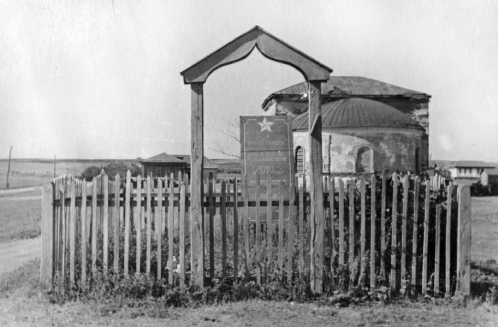 Савруха. Церковь Трёх Святителей. архивная фотография, с сайта https://историческая-самара.рф/каталог/самарские-города-и-поселения/похвистнево.html