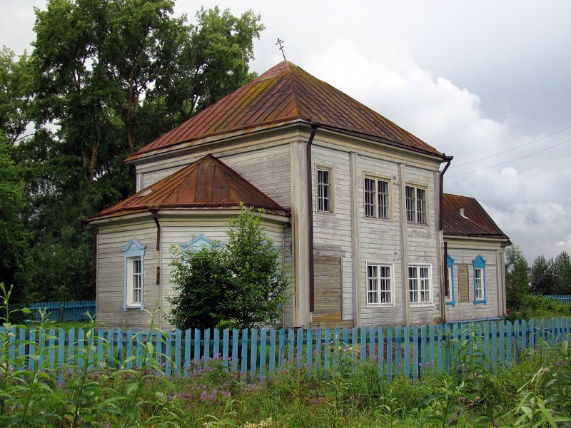 Погост (Верхние Хаврогоры). Церковь Михаила Архангела и прочих Небесных Сил бесплотных. общий вид в ландшафте