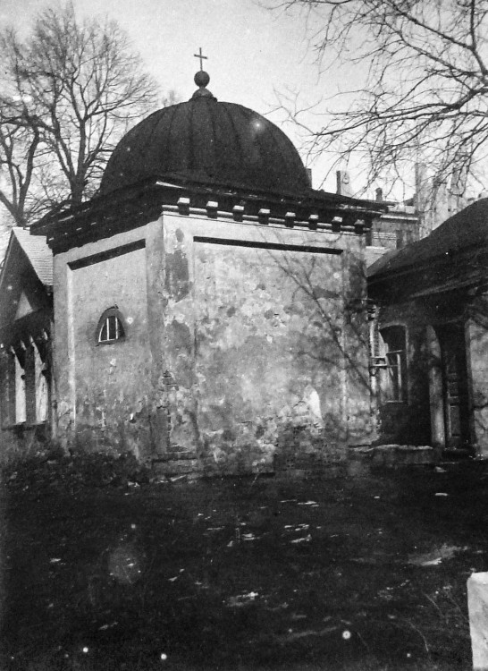 Церковь Рождества Пресвятой Богородицы (старая), Харьков (Харьков, город, Украина, Харьковская область). архивная фотография, Склеп у Каплуновской Рождество-Богородичной церкви. Фото Стефана Андреевича Таранушенко, 1912 г.