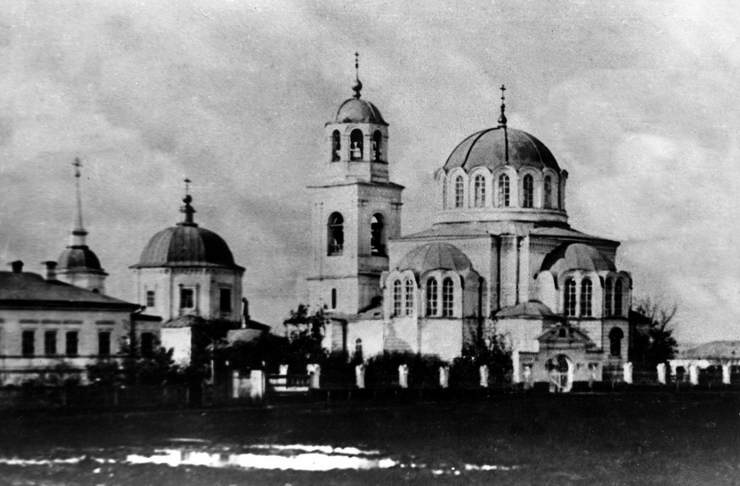 Церковь Смоленской иконы Божией Матери на старой Хлебной площади, Самара (Самара, город, Самарская область). архивная фотография, Фотография приблизительно 1890 года (слева - Спасо-Преображенская церковь). Источник - сайт 