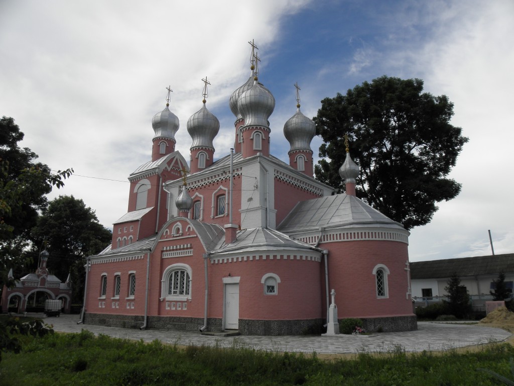 Давид-Городок. Церковь Казанской иконы Божией Матери. общий вид в ландшафте