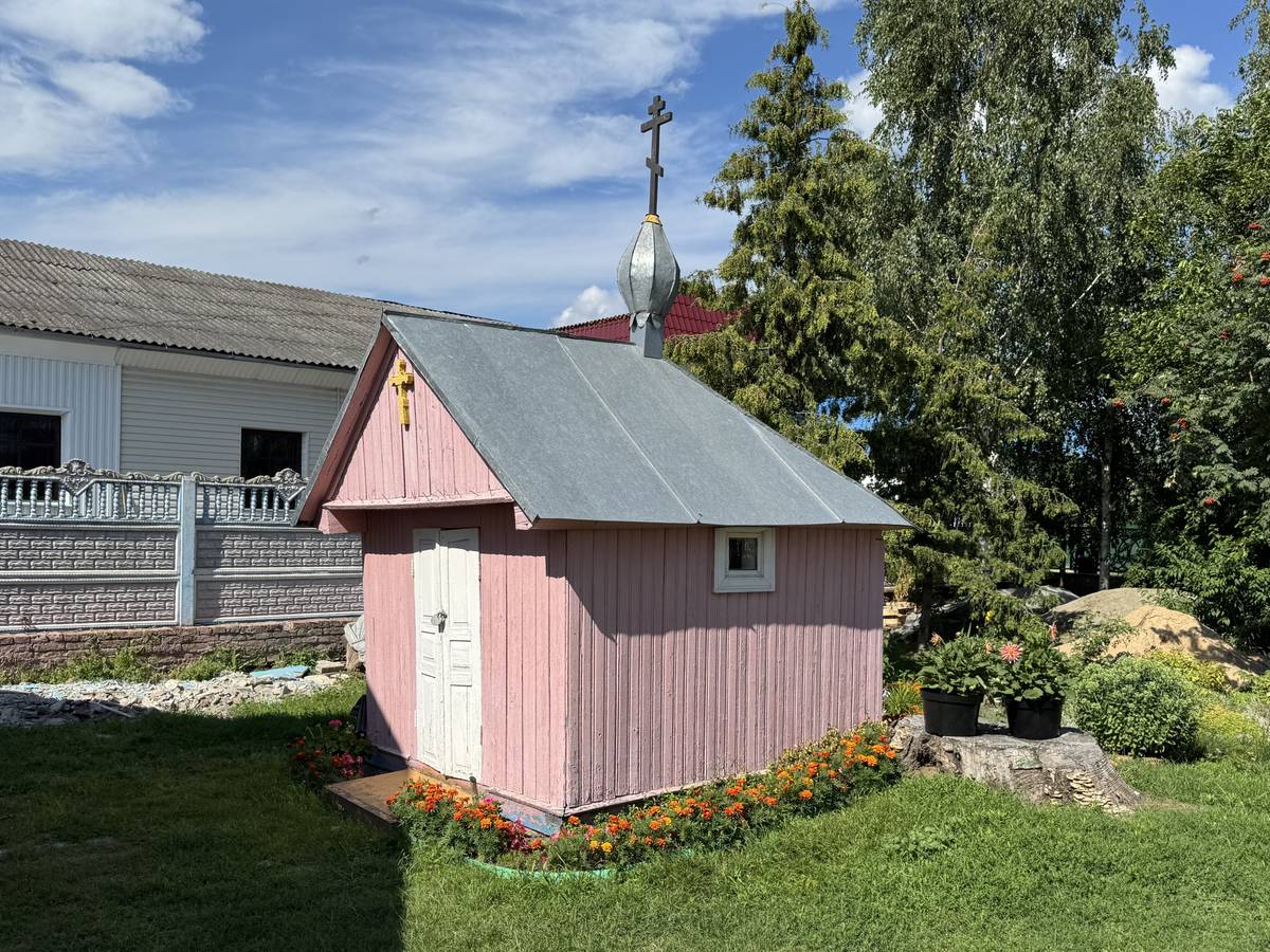 Церковь Казанской иконы Божией Матери, Давид-Городок (Столинский район, Беларусь, Брестская область). дополнительная информация, Часовня (сторожка?) с северной стороны церкви