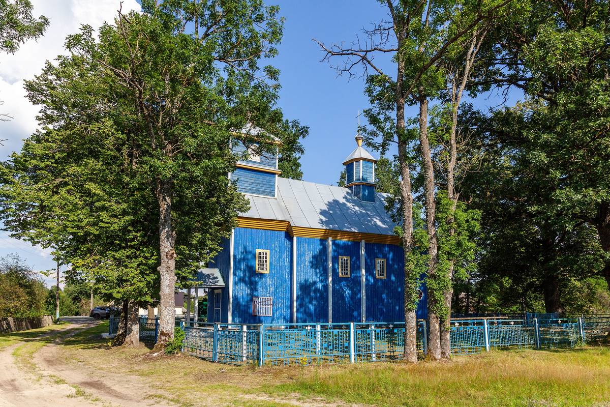 общий вид в ландшафте. Церковь Троицы Живоначальной, Доброславка (Пинский район, Беларусь, Брестская область)
