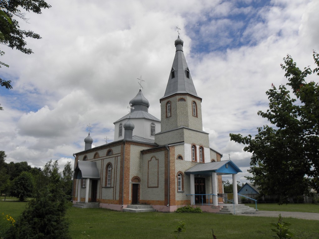 Маньковичи. Церковь Серафима Саровского. общий вид в ландшафте