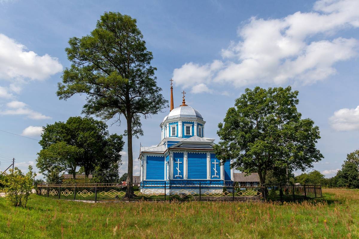 общий вид в ландшафте. Церковь Троицы Живоначальной, Местковичи (Пинский район, Беларусь, Брестская область)