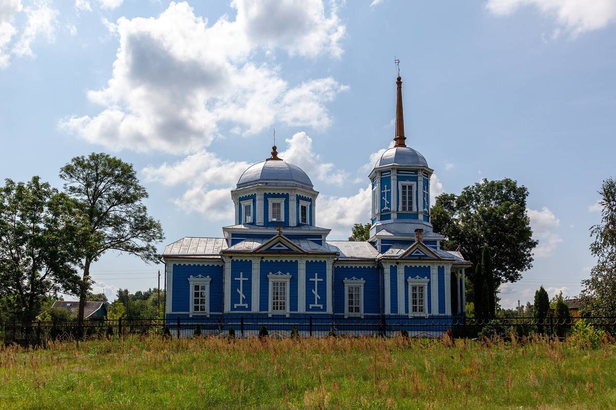 общий вид в ландшафте. Церковь Троицы Живоначальной, Местковичи (Пинский район, Беларусь, Брестская область)