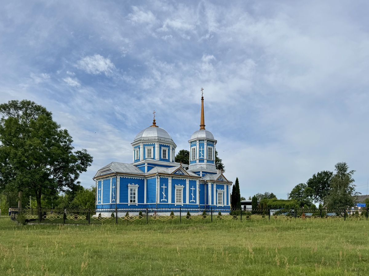 Вид с северо-востока, общий вид в ландшафте. Церковь Троицы Живоначальной, Местковичи (Пинский район, Беларусь, Брестская область)