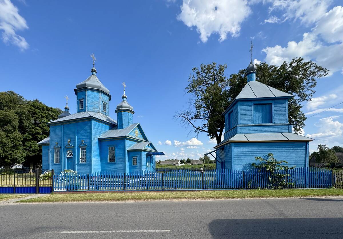 Церковь Успения Пресвятой Богородицы, Ольпень (Столинский район, Беларусь, Брестская область). общий вид в ландшафте, Общий вид церкви и колокольни с севера