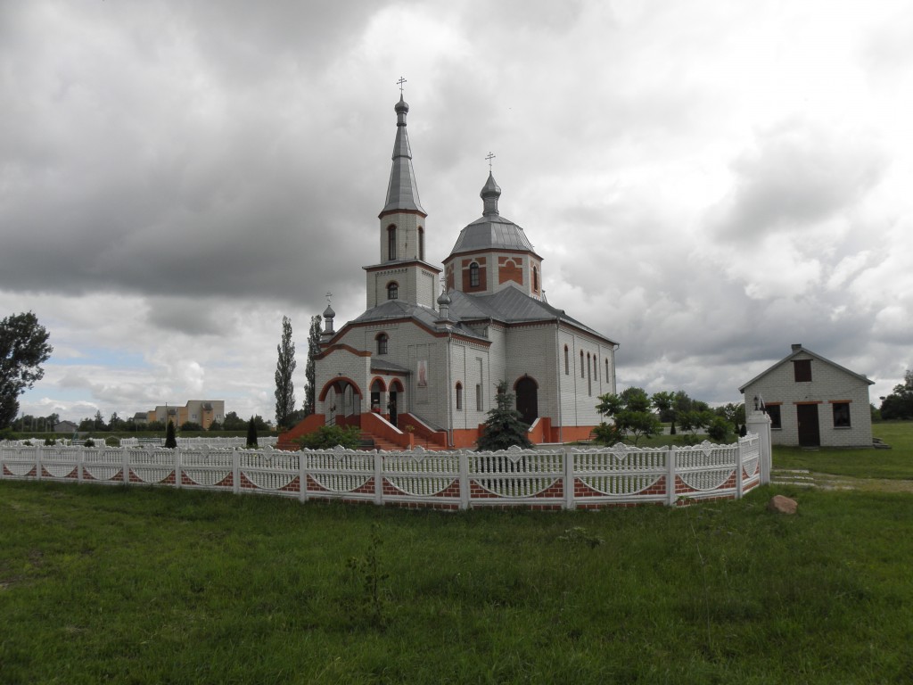 Плещицы. Церковь Михаила Архангела. общий вид в ландшафте